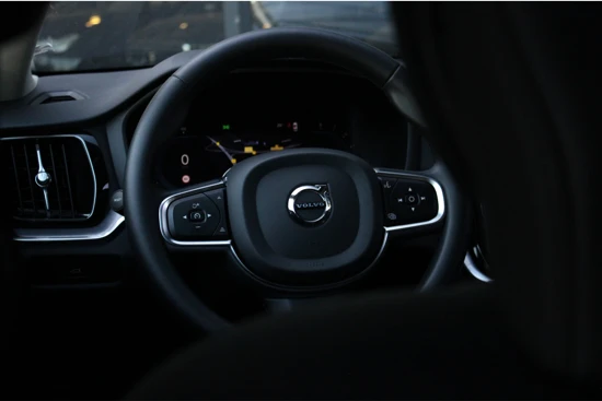 Volvo V60 B4 Core | Pilot Assist | BLIS | Camera | Stoel- stuurverwarming | Trekhaak | 18" All Season | Getint Glas