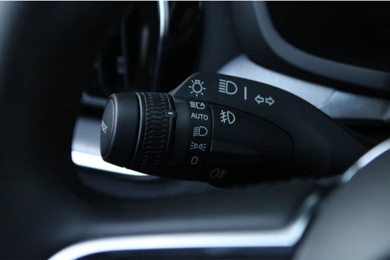 Volvo V60 B4 Core | Pilot Assist | BLIS | Camera | Stoel- stuurverwarming | Trekhaak | 18" All Season | Getint Glas