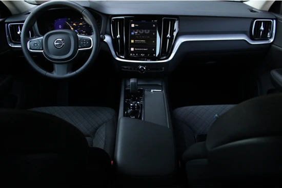 Volvo V60 B4 Core | Pilot Assist | BLIS | Camera | Stoel- stuurverwarming | Trekhaak | 18" All Season | Getint Glas