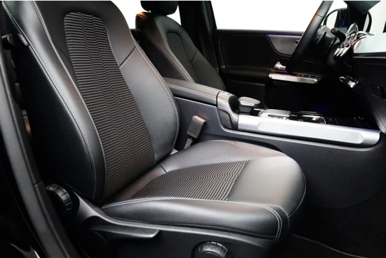 Mercedes-Benz GLB 180 Premium Plus Navigatie | Widescreen | Matrix Led | Lmv | Leder/Stof met stoelverwarming |