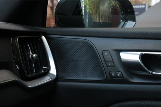 Volvo S60 B4 R-Design | Trekhaak | Camera | Sportstoelen | Stuur- en stoelverwarming | Harman/Kardon audio | Memory seats