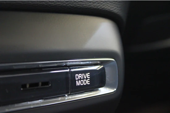 Volvo XC40 T5 262PK PHEV R-Design | Panoramadak | Standkachel | Camera | Keyless Entry | Navigatie | 19'' LMV