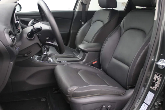 Hyundai i30 Wagon 1.5 T-GDi 160PK MHEV Premium | Stuur verwarming | Stoel Ventilatie en Verwarming | Camera | Navigatie | 17" lichtmetaal |