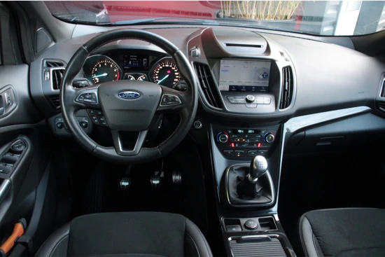 Ford Kuga 1.5 EcoB. 150pk ST-Line | Trekhaak | Achteruitrijcamera | Stuur- en stoelverwarming | Cruise Control