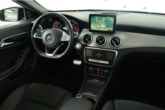 Mercedes-Benz CLA-Klasse 180 Business Solution AMG Night Upgrade | Dealer Onderhouden! | Open Dak | Sportstoelen | Camera | Navi | Stoelverwarming | Lede