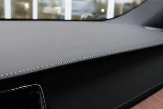 Volvo XC60 T8 AWD Recharge Inscription | Trekhaak | Head-Up Display | Stoelventilatie | Stoelmassage | Camera | Standkachel Met Volvo On Ca