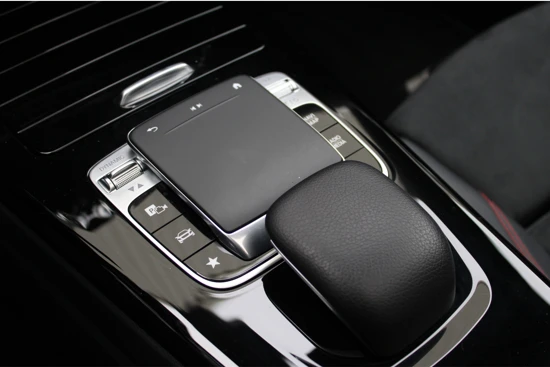 Mercedes-Benz CLA-Klasse 200 AMG 163pk 7G-DCT | Digitaal Dashboard | LED | PDC v+a | Panorama Dak | Stoelverwarming | Camera