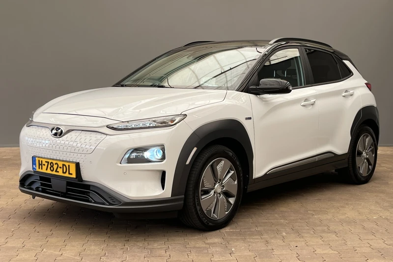 Hyundai KONA EV Premium 64 kWh 204PK | 4% bijtelling | Stoelverwarming en Ventilatie | Stuurverwarming | Adaptieve Cruise | Navigatie | Camer