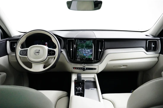 Volvo XC60 Recharge T6 AWD Plus Dark | Blond interieur | Panoramadak | Getint glas | Carplay | Trekhaak | Alarm |