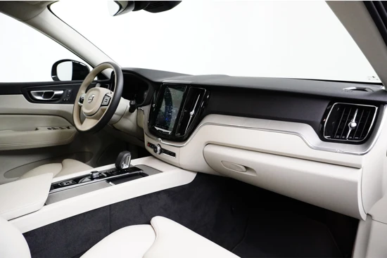 Volvo XC60 Recharge T6 AWD Plus Dark | Blond interieur | Panoramadak | Getint glas | Carplay | Trekhaak | Alarm |