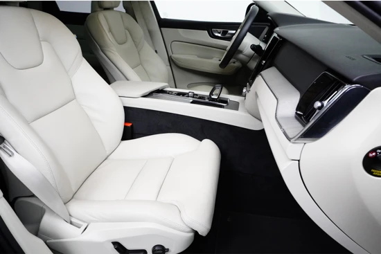 Volvo XC60 Recharge T6 AWD Plus Dark | Blond interieur | Panoramadak | Getint glas | Carplay | Trekhaak | Alarm |