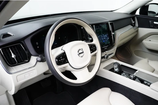 Volvo XC60 Recharge T6 AWD Plus Dark | Blond interieur | Panoramadak | Getint glas | Carplay | Trekhaak | Alarm |