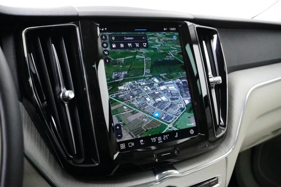 Volvo XC60 Recharge T6 AWD Plus Dark | Blond interieur | Panoramadak | Getint glas | Carplay | Trekhaak | Alarm |