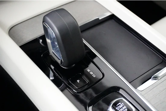 Volvo XC60 Recharge T6 AWD Plus Dark | Blond interieur | Panoramadak | Getint glas | Carplay | Trekhaak | Alarm |