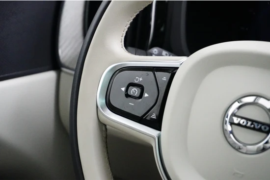 Volvo XC60 Recharge T6 AWD Plus Dark | Blond interieur | Panoramadak | Getint glas | Carplay | Trekhaak | Alarm |
