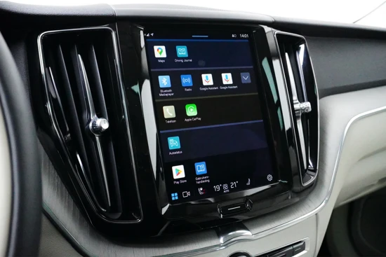 Volvo XC60 Recharge T6 AWD Plus Dark | Blond interieur | Panoramadak | Getint glas | Carplay | Trekhaak | Alarm |