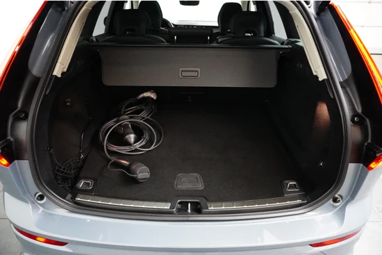 Volvo XC60 Recharge T6 AWD Plus Dark | Panoramadak | Getint glas | Parkeerverwarming | 20" wielen | Alarm | Trekhaak |