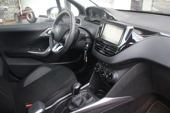 Peugeot 2008 1.2 VTI 110pk Blue Lion | Navigatie | Panorama dak | Cruise Control | Parkeerhulp achter |