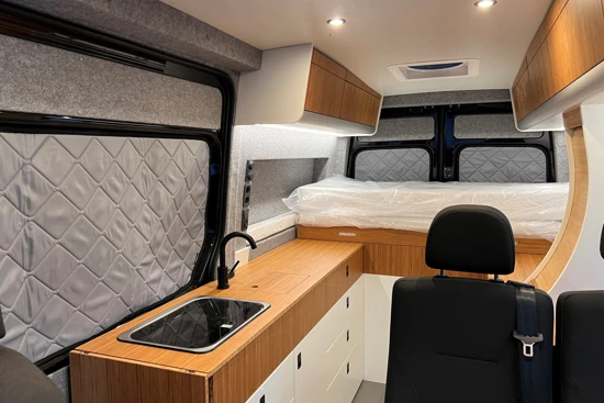 Volkswagen Crafter Leaf 4 | Leder | Led | Adaptive Cruise | Dwars bed | 4 Zitplaatsen