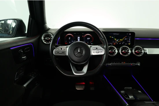 Mercedes-Benz GLB 180 Business Solution AMG 7p. | Open Dak | Ambient Lighting | Trekhaak | Led | Memoryzetels | Navi | Stoelverwarming | Camera |