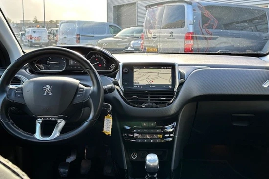 Peugeot 2008 1.2 130PK Allure | Panorama Dak | Camera | Navigatie | Leder/Stof | Clima | 17" Lichtmetaal | Parkee