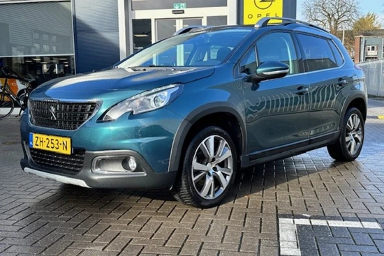 Peugeot 2008 1.2 130PK Allure | Panorama Dak | Camera | Navigatie | Leder/Stof | Clima | 17" Lichtmetaal | Parkee