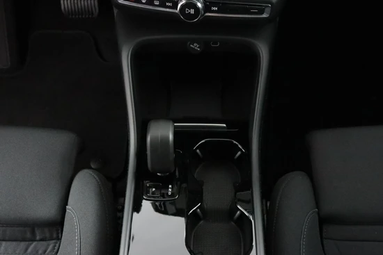 Volvo C40 Single Motor Core 69 kWh | Standverwarming met timer | Parkassist voor & achter | Parkassist camera