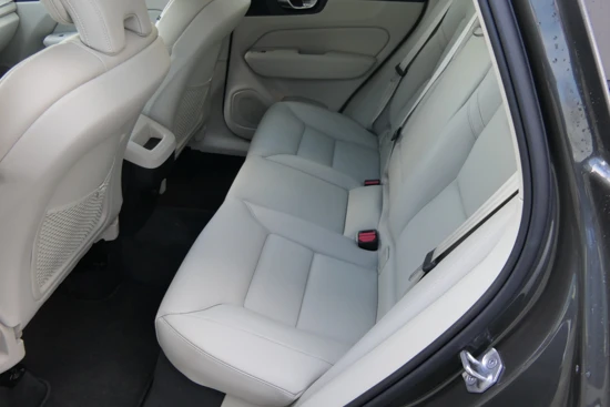 Volvo XC60 B4 Inscription | Camera | Keyless | Elektrische Stoel | Privacy Glass | CarPlay | LED | Cruise Control
