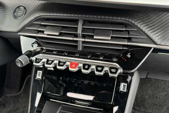 Peugeot e-2008 EV GT 50 kWh | Schuif/Kantel dak | Stoelverwarming | Achteruitrij camera | Sensoren V/A | Keyless
