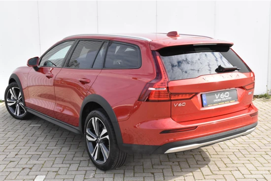 Volvo V60 Cross Country B5 AWD Plus #FusionRed #SportLeer