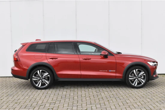 Volvo V60 Cross Country B5 AWD Plus #FusionRed #SportLeer