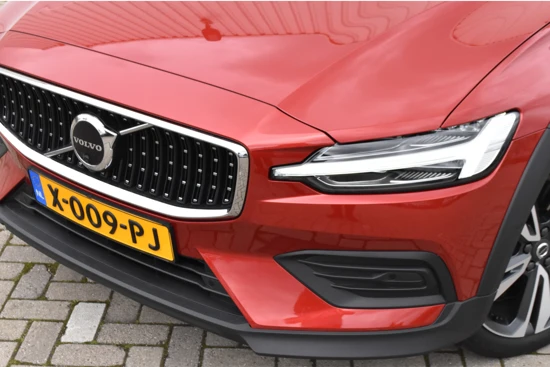 Volvo V60 Cross Country B5 AWD Plus #FusionRed #SportLeer