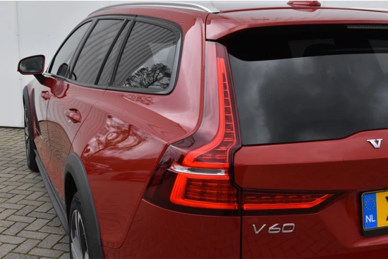 Volvo V60 Cross Country B5 AWD Plus #FusionRed #SportLeer