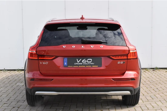 Volvo V60 Cross Country B5 AWD Plus #FusionRed #SportLeer