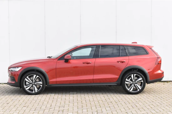 Volvo V60 Cross Country B5 AWD Plus #FusionRed #SportLeer