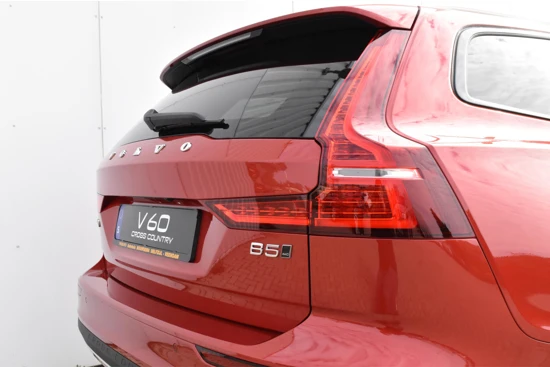 Volvo V60 Cross Country B5 AWD Plus #FusionRed #SportLeer