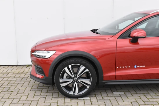 Volvo V60 Cross Country B5 AWD Plus #FusionRed #SportLeer