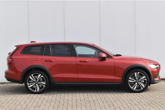 Volvo V60 Cross Country B5 AWD Plus #FusionRed #SportLeer