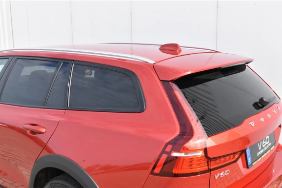 Volvo V60 Cross Country B5 AWD Plus #FusionRed #SportLeer