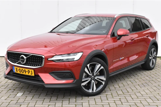 Volvo V60 Cross Country B5 AWD Plus #FusionRed #SportLeer