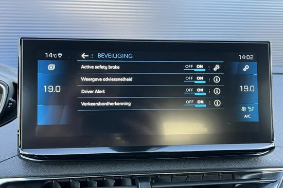 Peugeot 3008 1.2 130PK Allure | Camera | Navigatie | Stoelverwarming | LED | Apple/Android Carplay | 18" Lichtmetaal | Cruise | Climate Contr