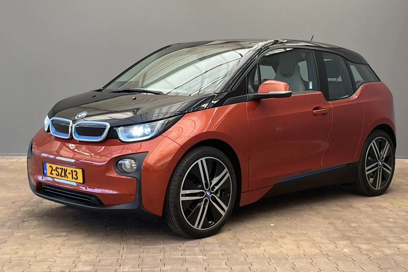 BMW i3 Basis Comfort 22 kWh | Panorama Dak | Stoelverwarming | LED | Stof/Leder | 19" Lichtmetaal |