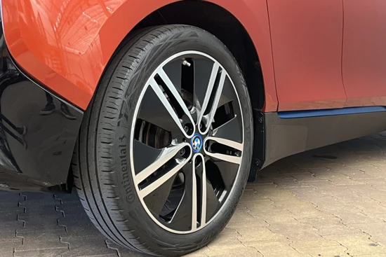BMW i3 Basis Comfort 22 kWh | Panorama Dak | Stoelverwarming | LED | Stof/Leder | 19" Lichtmetaal |