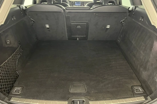 Volvo XC60 B5 Momentum Business | Google | Camera | Pdc v+a | Stoelen en stuur verwarming | Trekhaak deal! |