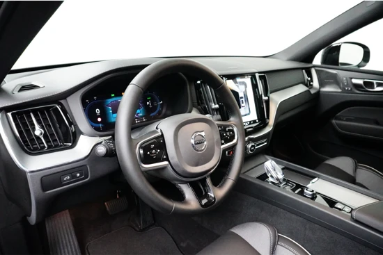 Volvo XC60 Recharge T6 Ultimate Dark | Luchtvering | 360° Camera | Panoramadak | Harman/Kardon | HUD | BLIS | 22 Inch