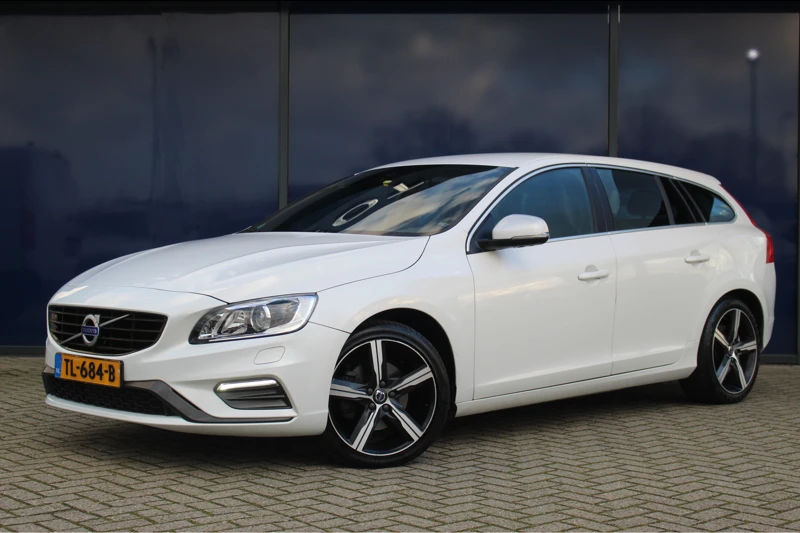 Volvo V60 2.0 D4 Aut. R-Design | NAV | Trekhaak | 18" LMV | Xenon | St.verwarming | Climate & Cruise C. |