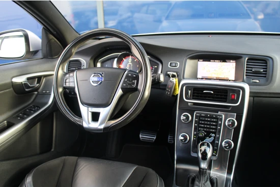 Volvo V60 2.0 D4 Aut. R-Design | NAV | Trekhaak | 18" LMV | Xenon | St.verwarming | Climate & Cruise C. |