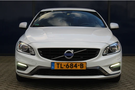 Volvo V60 2.0 D4 Aut. R-Design | NAV | Trekhaak | 18" LMV | Xenon | St.verwarming | Climate & Cruise C. |