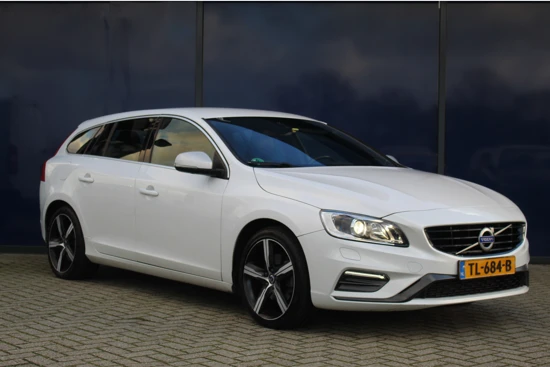 Volvo V60 2.0 D4 Aut. R-Design | NAV | Trekhaak | 18" LMV | Xenon | St.verwarming | Climate & Cruise C. |