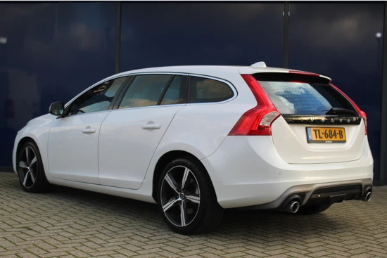 Volvo V60 2.0 D4 Aut. R-Design | NAV | Trekhaak | 18" LMV | Xenon | St.verwarming | Climate & Cruise C. |